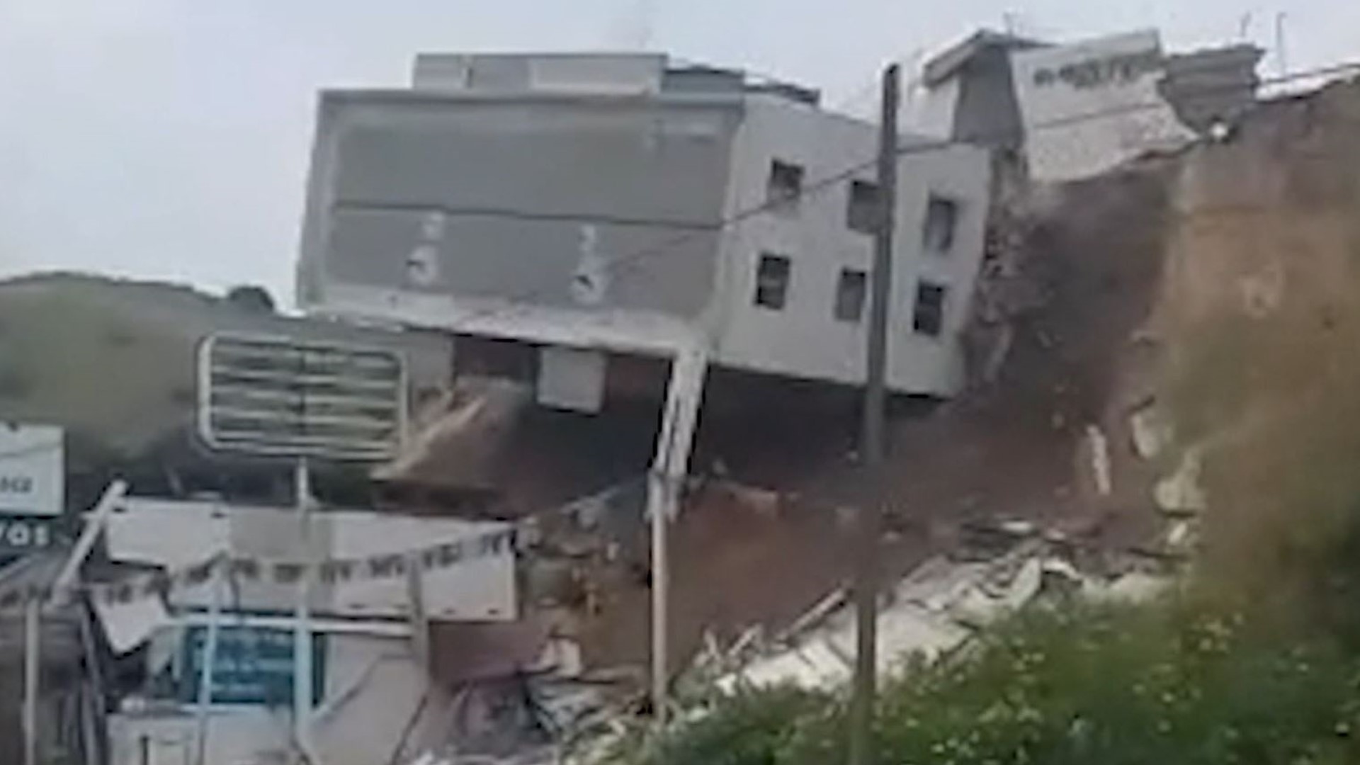 Building collapses in Tijuana, Mexico | Raw video