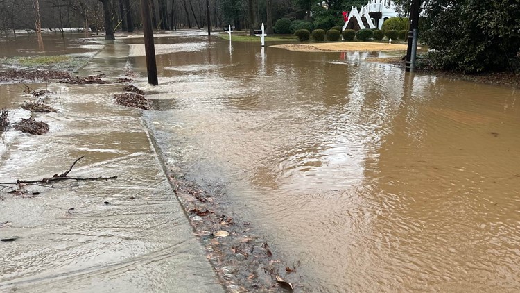 Metro Atlanta homeowners react to flooding, downed trees after storms
