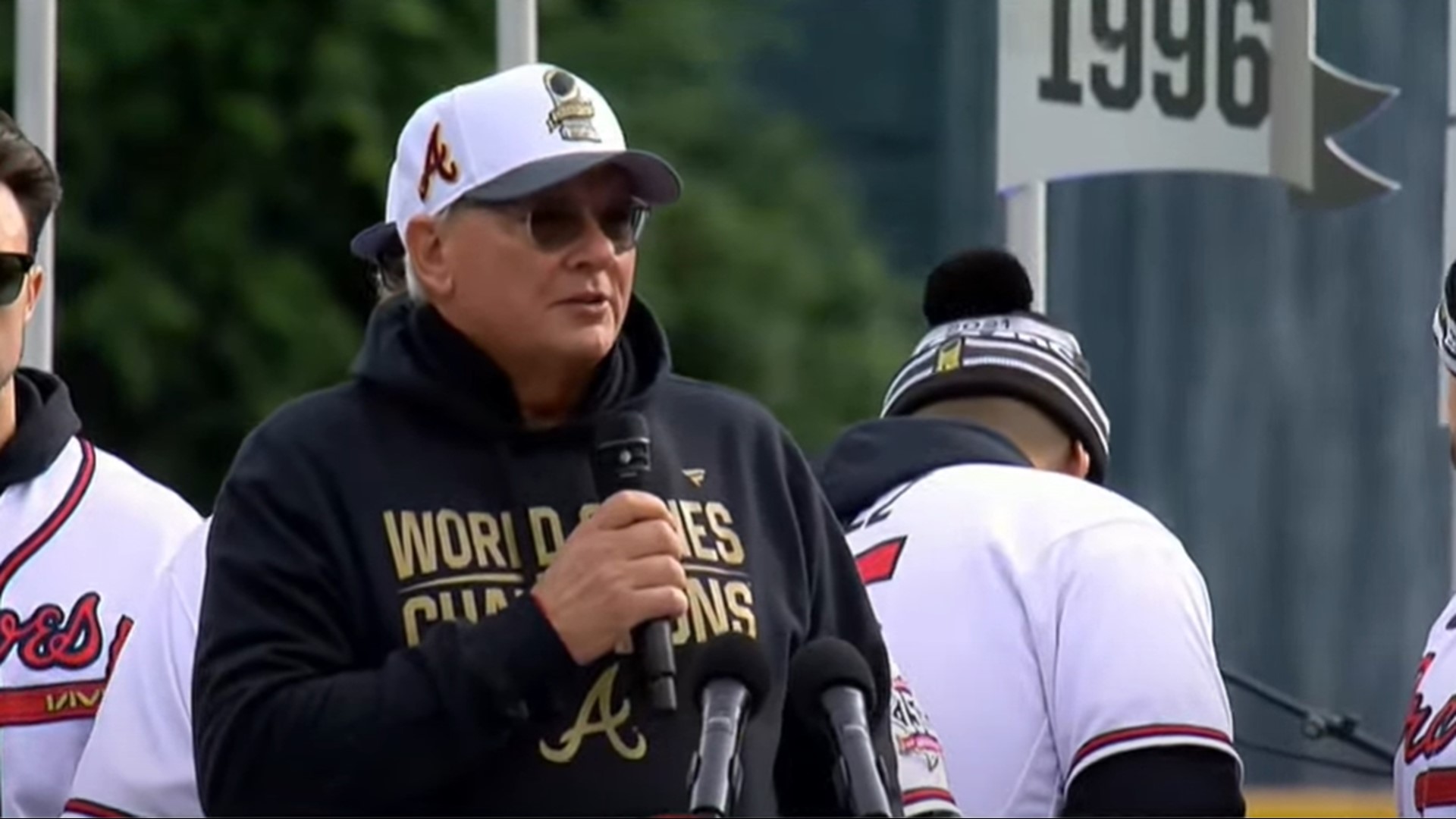 Fans reaction to Joe Simpson emceeing Braves World Series parade ...