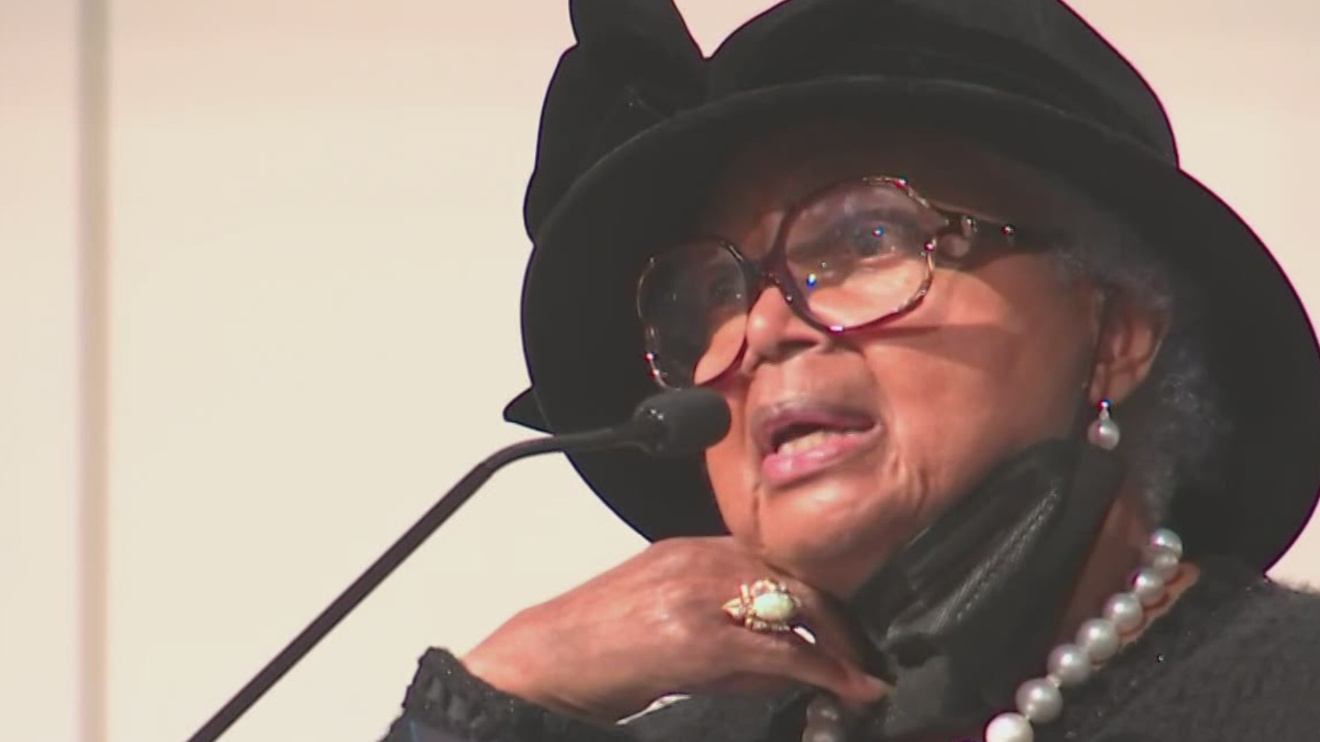 Widow of Henry Louis Aaron, Billye Suber Aaron, speaks at the funeral at Friendship Baptist Church