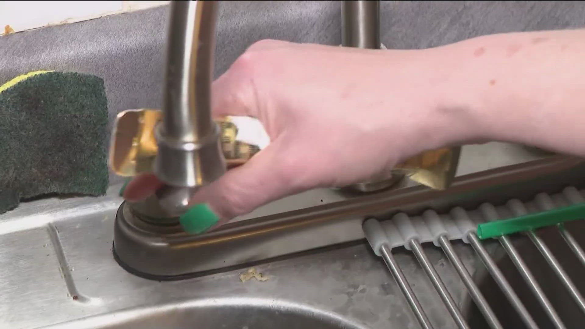 A luxury housing complex in Roswell has been without water for three days, and residents say an out-of-state landlord has let it happen repeatedly. 