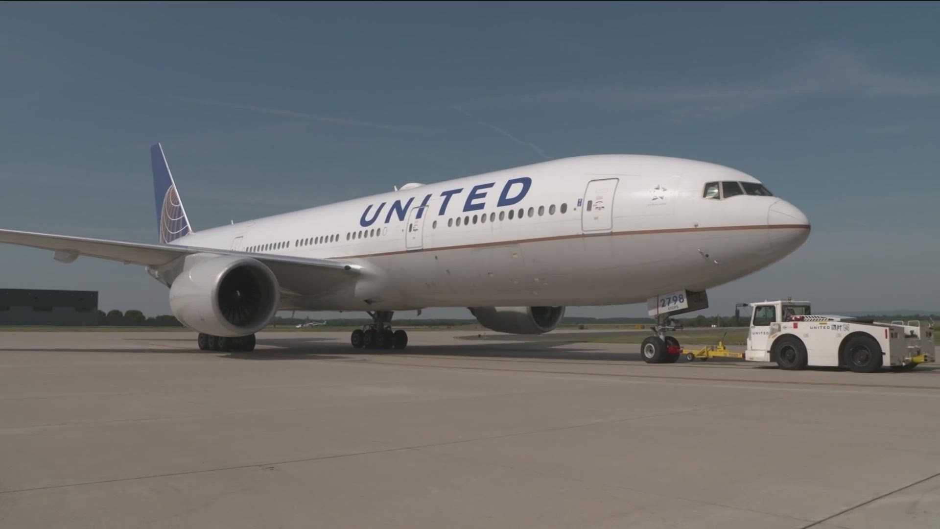 Federal officials said United crews had been unable to contact airline dispatchers through normal means.