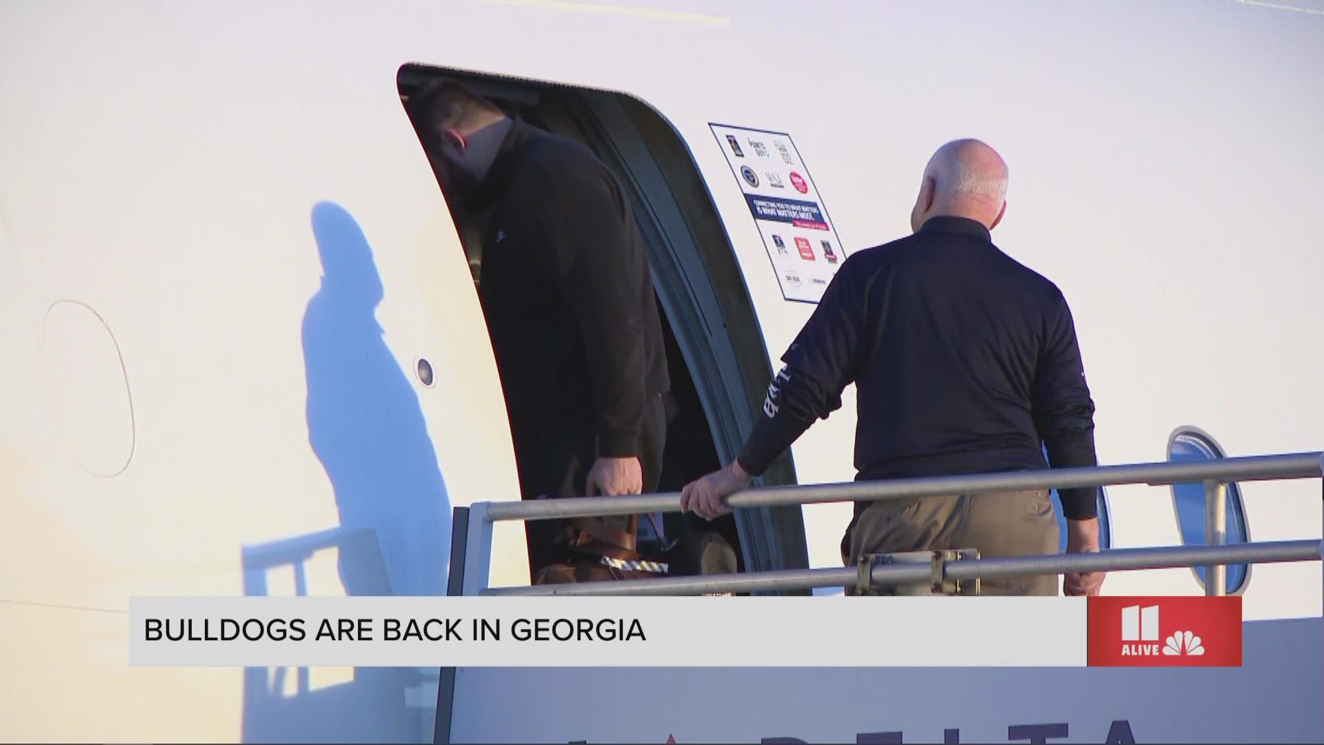 Here comes the champs! Georgia Bulldogs arrive at Atlanta airport