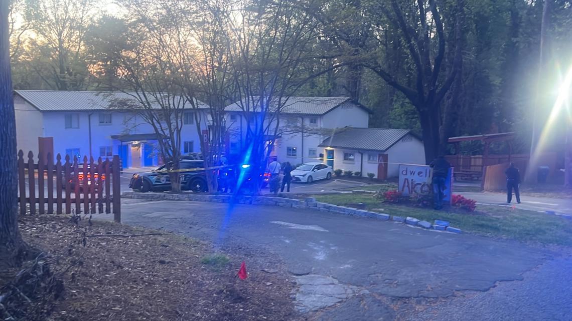 1 man dead, 2 women injured in triple shooting at Atlanta apartment complex, police say