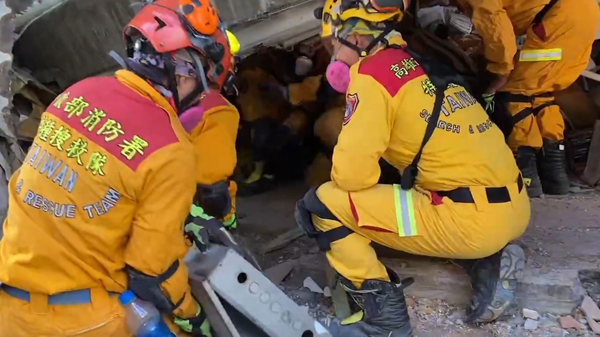 Raw video | Taiwan rescue workers dig through rubble after earthquake ...