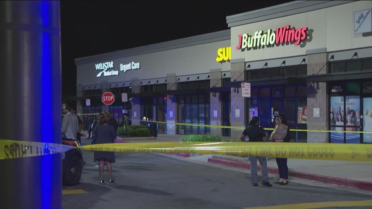 Man shot, killed near southwest Atlanta grocery store, police say