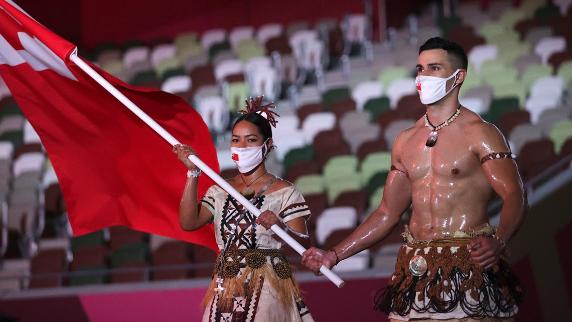 Tonga shirtless flagbearer helps Tonga tsunami relief(00)