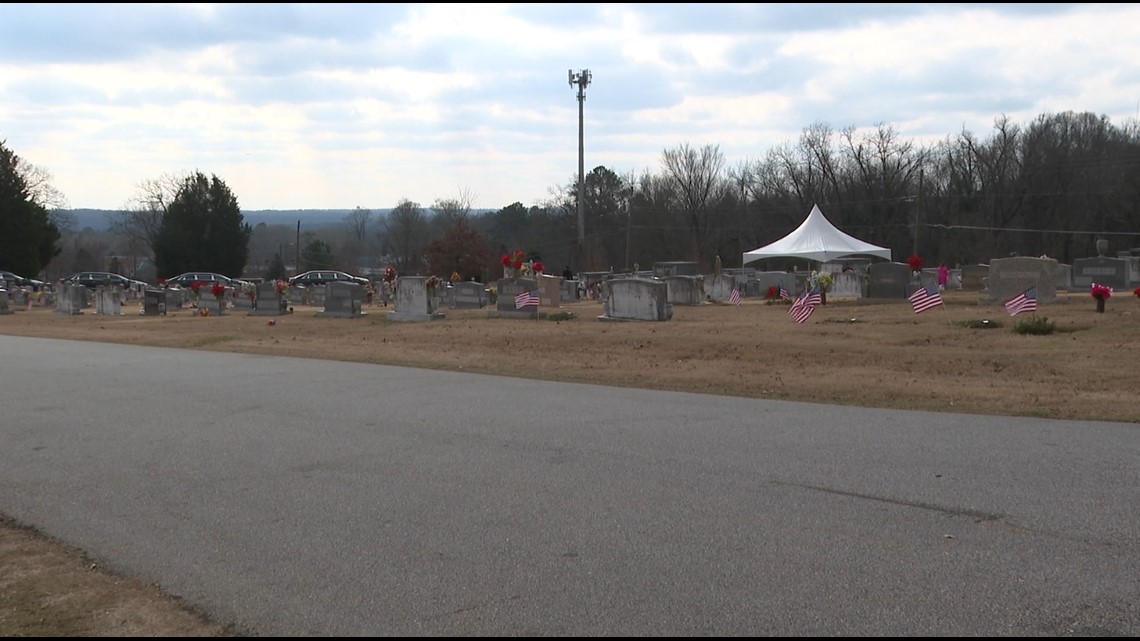 Hank Aaron hearse stops at homerun marker to South View Cemetery