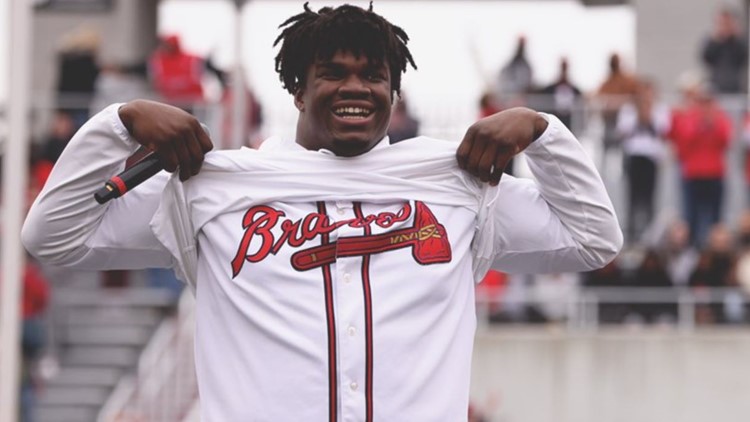 Jordan Davis, from one champion to another, flashes Braves tribute at Bulldogs ceremony