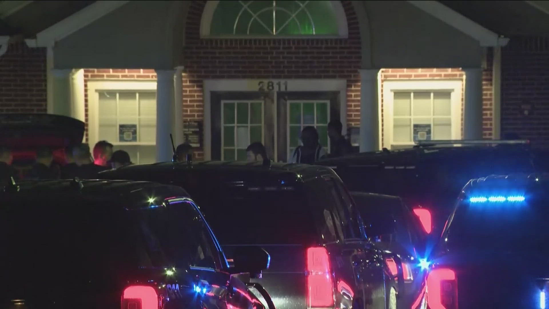 Police searching for gunman in SWAT standoff at apartment complex ...