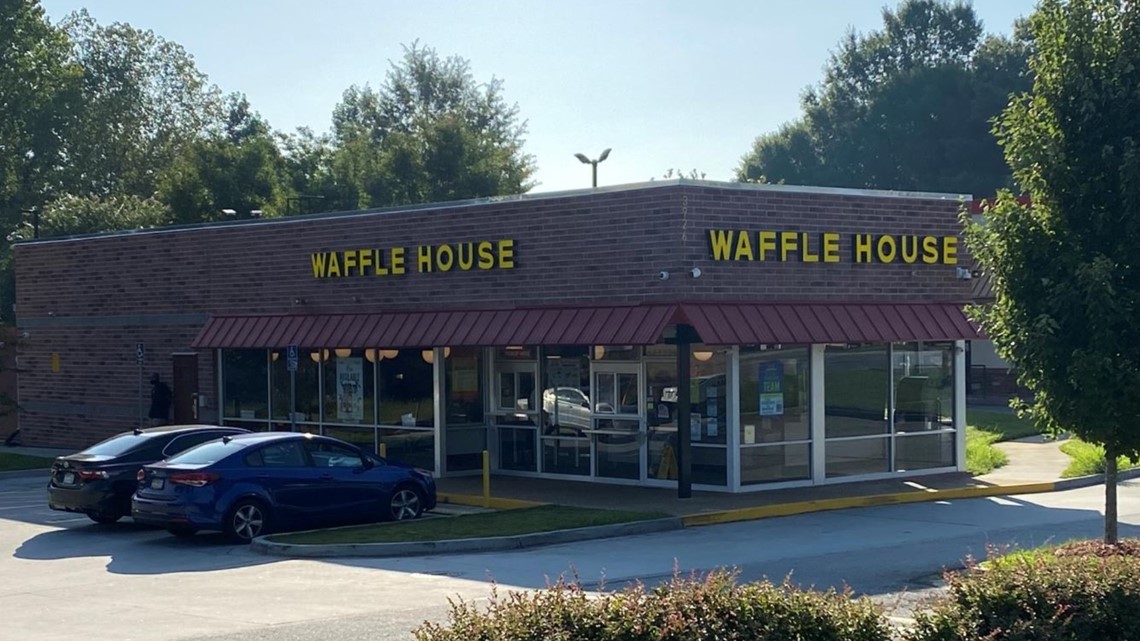 Teens step up to help short-staffed Waffle House following Braves win –  95.5 WSB