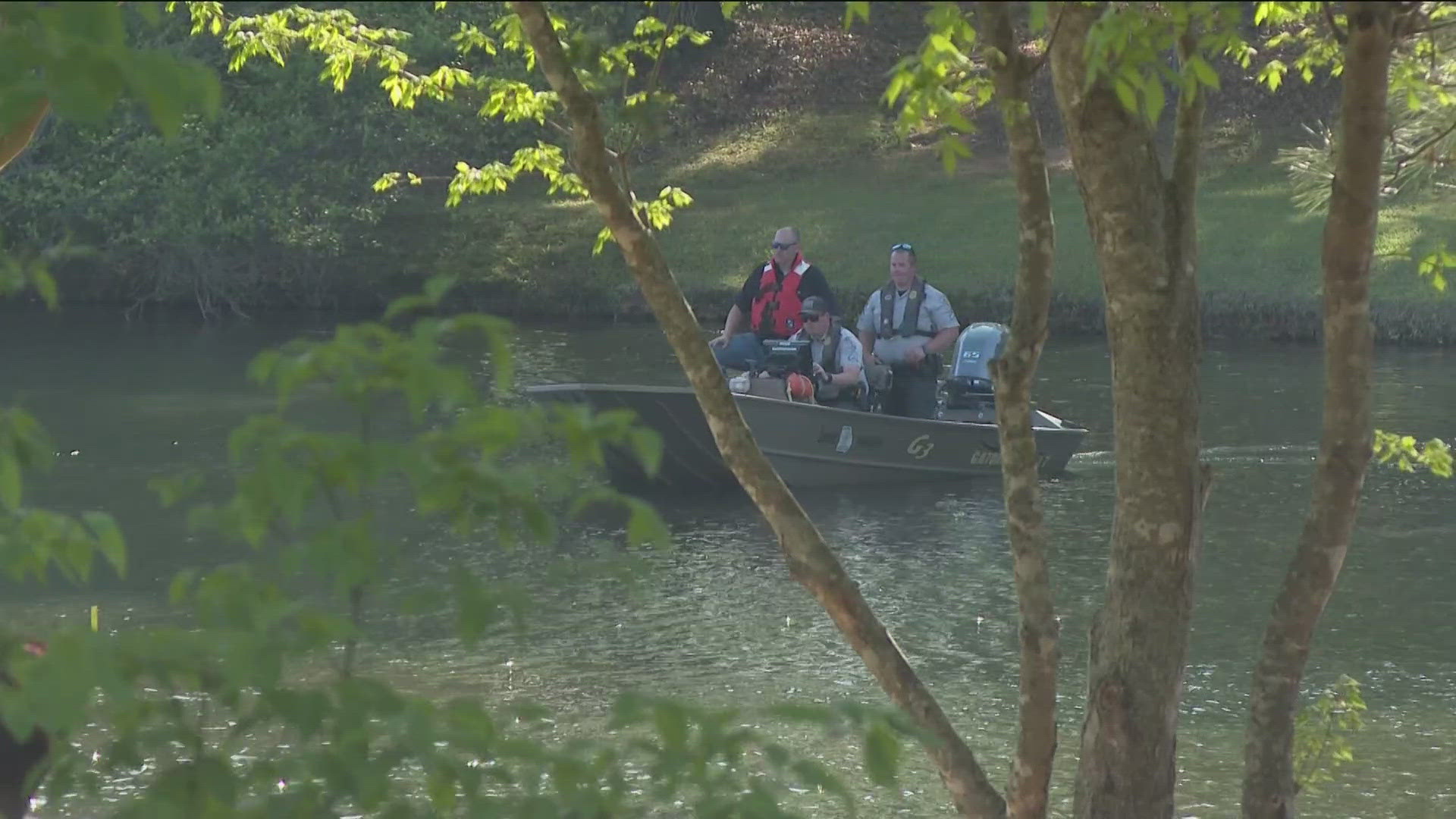 Man runs into Salem Lake in Rockdale County after traffic stop ...