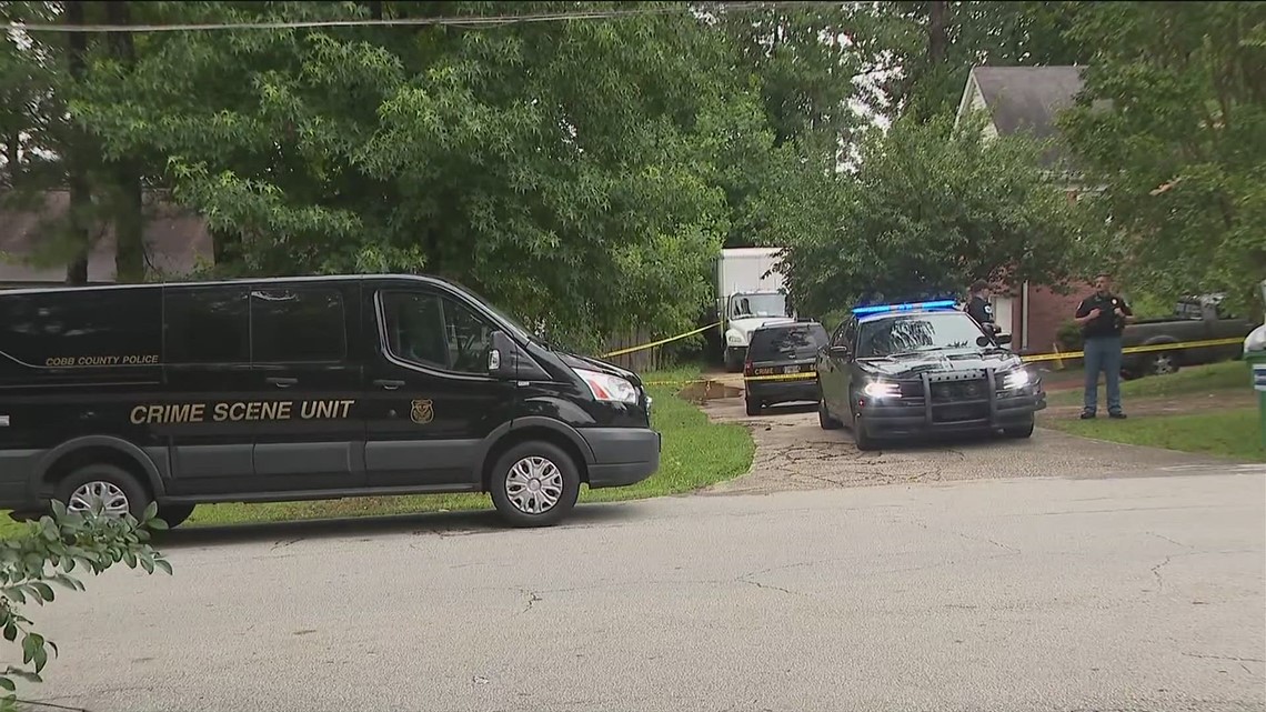 Man dead, another hospitalized after shooting at Mableton home, police