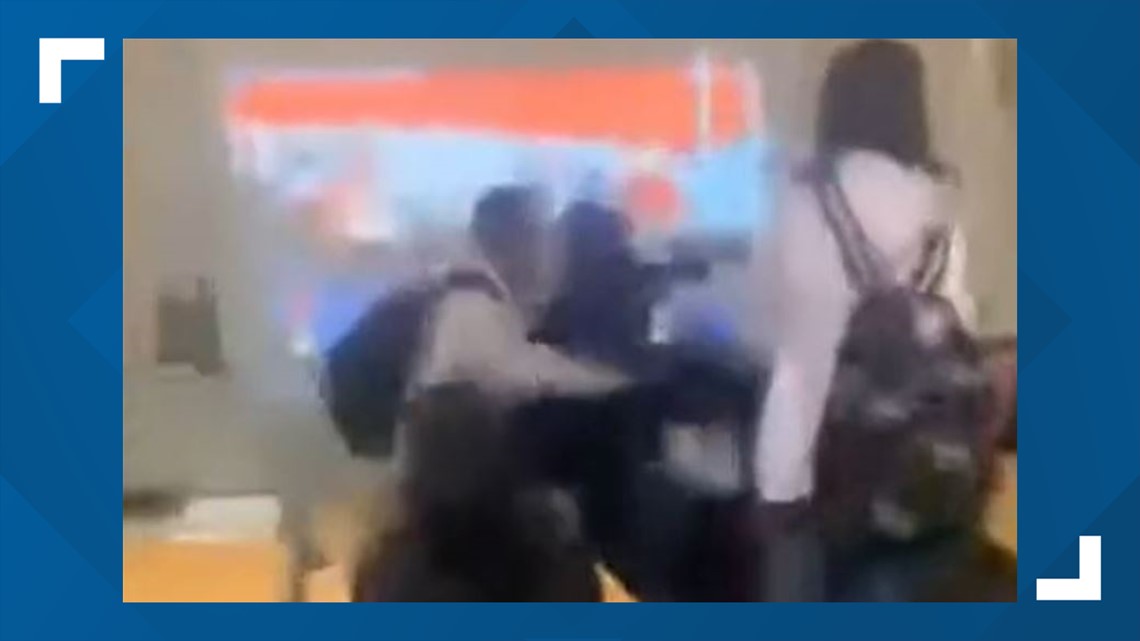 Discovery High School Fight | Video of Gwinnett teacher attack - Vimarsana News