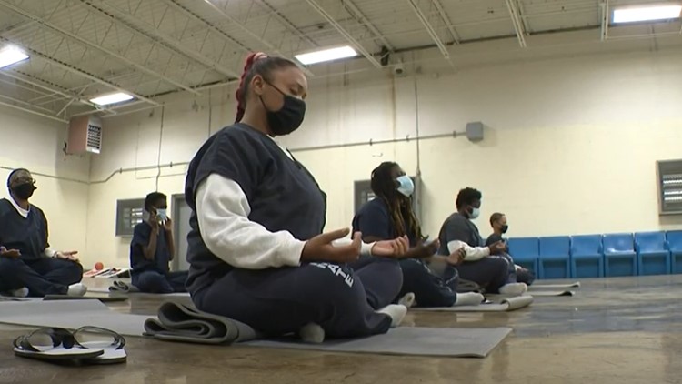 Yoga classes helping inmates in Fulton County Jail