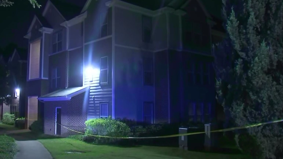 Atlanta crime man shot Greenbriar area police got burglary call