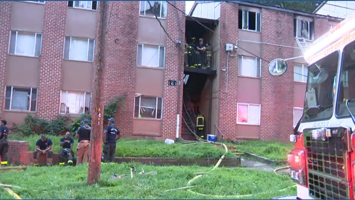 Atlanta fire crews contain apartment fire that extended to roof ...