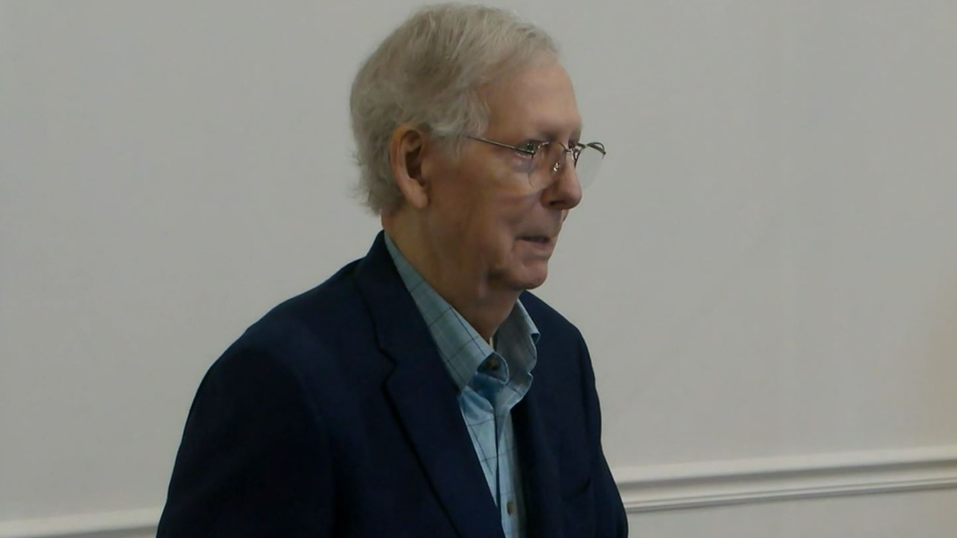 Senate Republican leader Mitch McConnell appeared to briefly freeze up and was unable to answer a question from a reporter at an event in Kentucky on Wednesday.