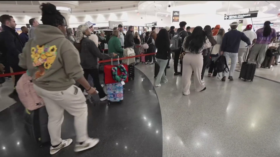 Long lines on Monday at Atlanta airport as ICE agents arrive to assist ...