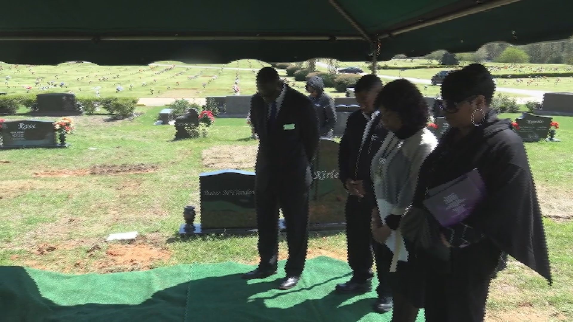 Loved ones grieve without gathering for COVID19 funerals