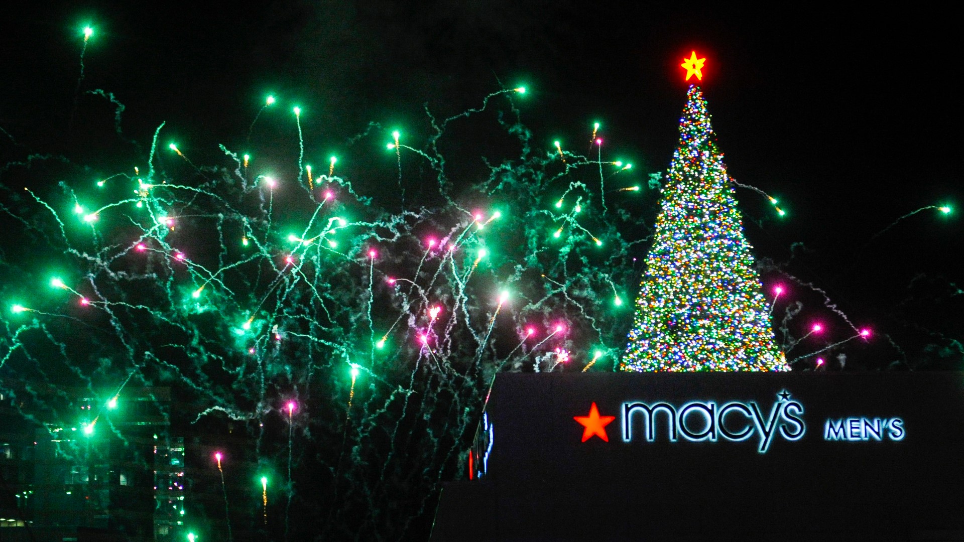 Why is there no Christmas tree on top of Macy's at Lenox?