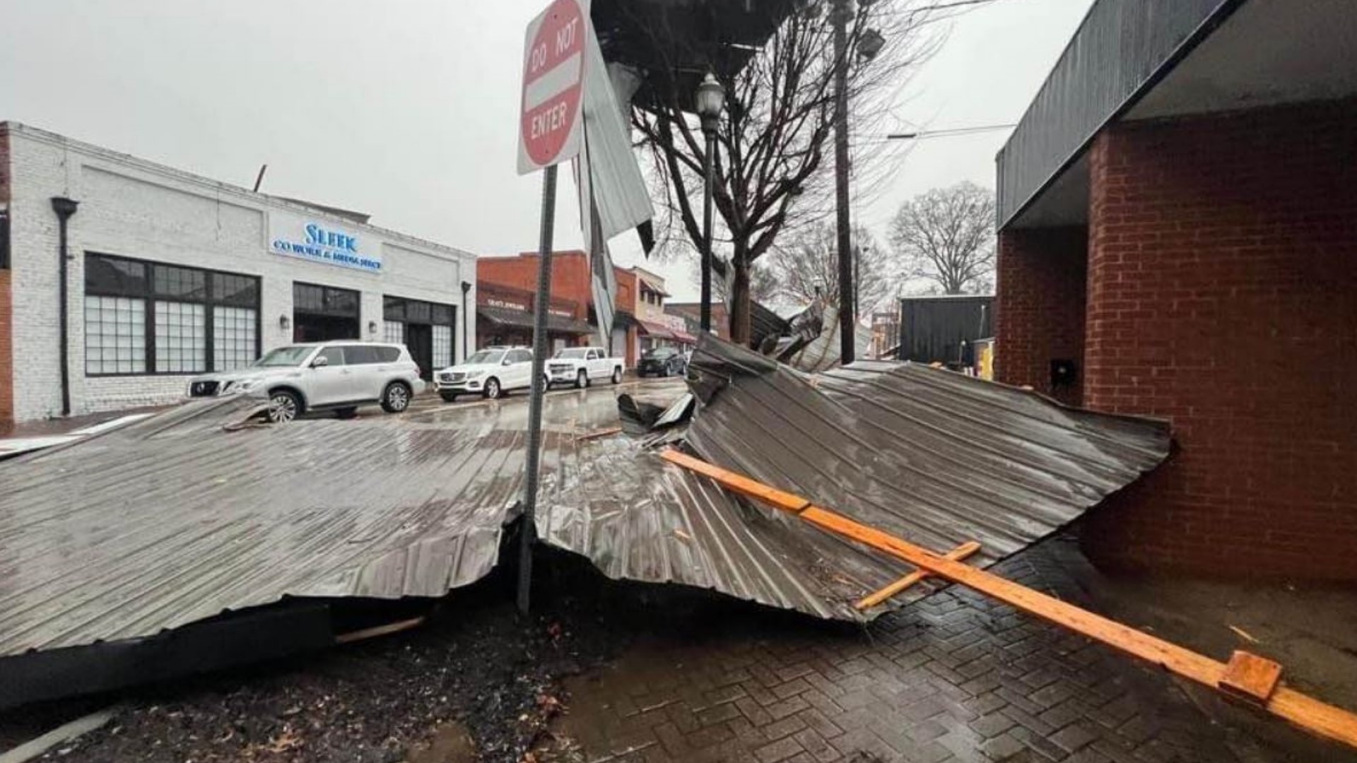 Metro Atlanta tornadoes Griffin LaGrange McDonough Austell update