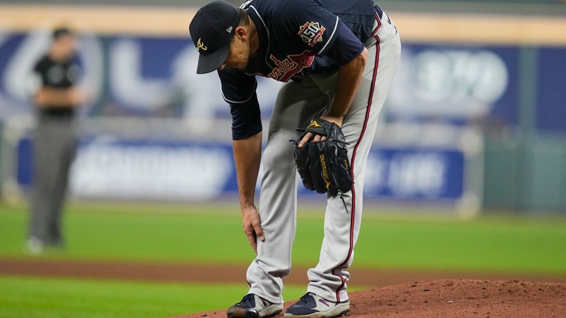 Atlanta Braves starting pitcher Charlie Morton (50) throws against