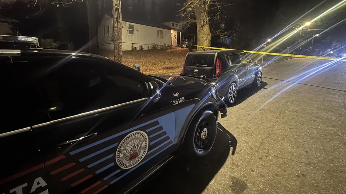 16-year-old dies from gunshot wounds after traveling to fire station for medical aid in Atlanta, police say