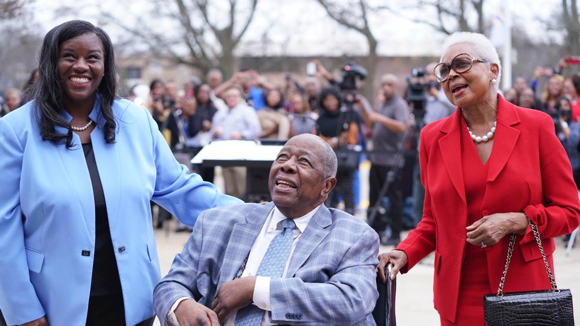 Legendary Braves slugger Hank Aaron leaves legacy beyond baseball