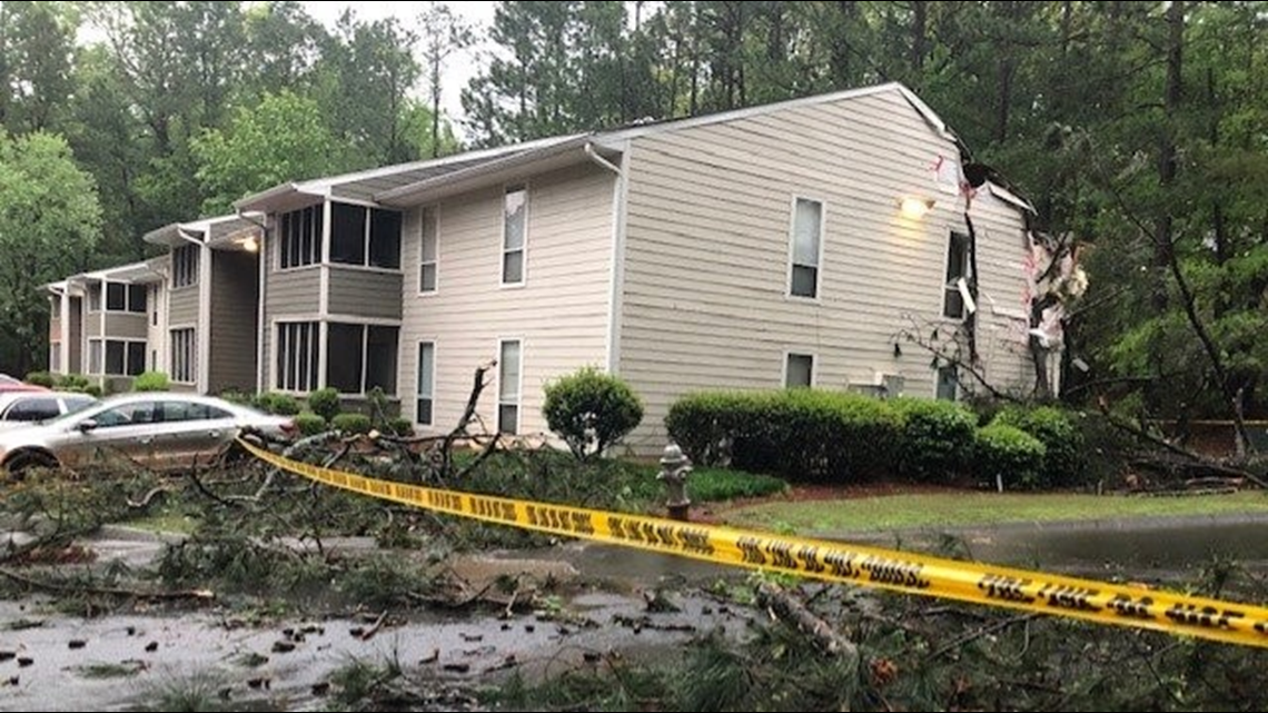 Tree Topples Onto Gwinnett Apartment Injuring One 11alive Com