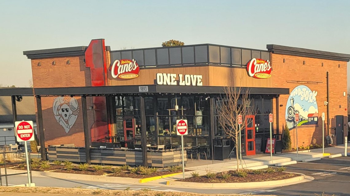 Raising Cane's opens in Woodstock