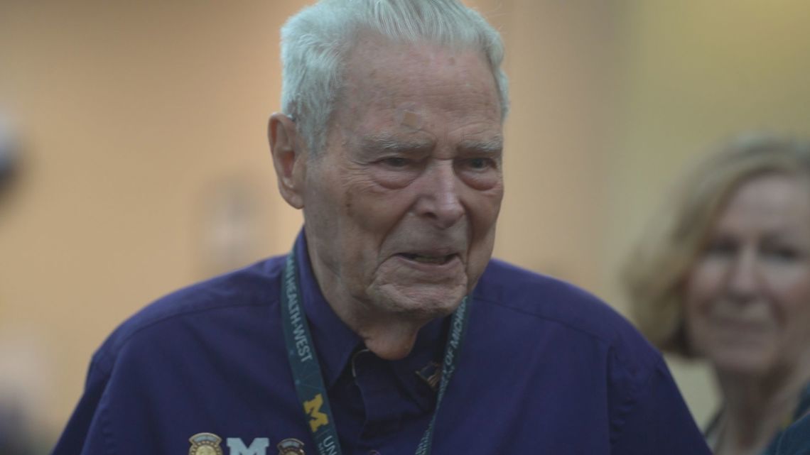 Navy veteran turns 99, still volunteers at hospital